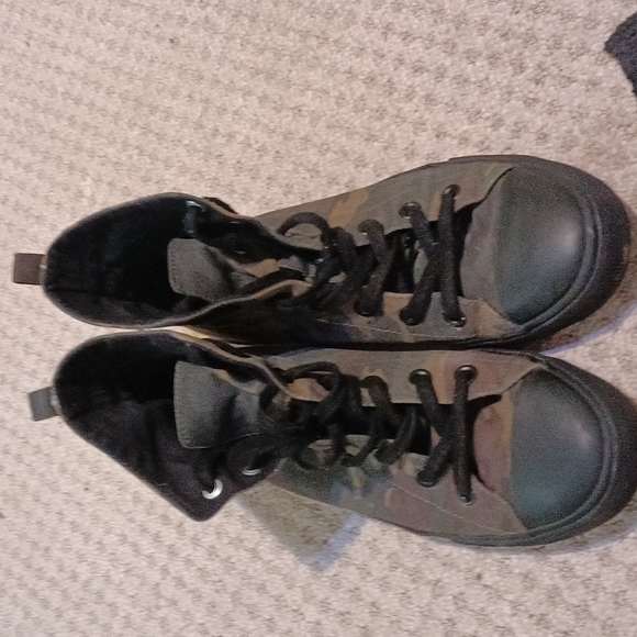 Camo Lace Sneakers - Picture 2 of 7